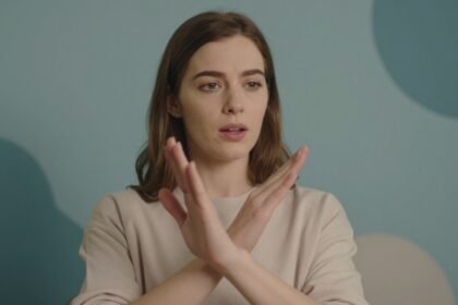 Ένα άτομο που δηλώνει αυτοπεποίθηση λέγοντας όχι, αποπνέοντας αίσθηση σεβασμού και προσωπικών ορίων.