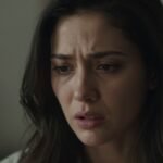 Μια γυναίκα με έντονη έκφραση, που συμβολίζει τη συναισθηματική χειραγώγηση.