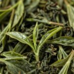 Oolong τσάι σε όμορφη παρουσίαση με φύλλα.