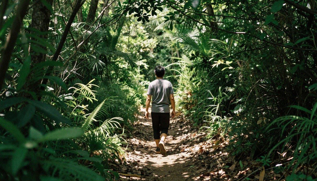 Άτομο που περπατάει προς τα πίσω σε μονοπάτι της φύσης