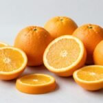 Φρέσκα πορτοκάλια σε μια καλλιτεχνική διάταξη, έτοιμα να χρησιμοποιηθούν σε διάφορες συνταγές.