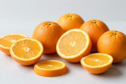 Φρέσκα πορτοκάλια σε μια καλλιτεχνική διάταξη, έτοιμα να χρησιμοποιηθούν σε διάφορες συνταγές.