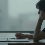 Εικόνα που απεικονίζει τη σύνθετη φύση της μνήμης με ένα άτομο χαμένο σε σκέψεις.