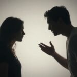 Αφηρημένη απεικόνιση της πολυπλοκότητας σχέσεων με φόντο συναισθηματικής αναταραχής.