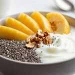 Υγιεινό πρωινό με σπόρους chia, φρούτα και γιαούρτι.