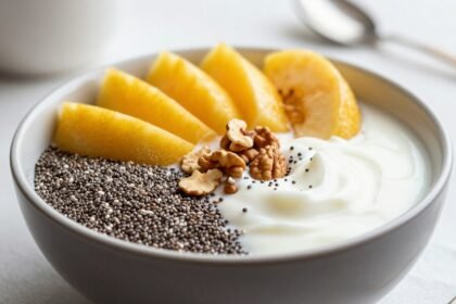 Υγιεινό πρωινό με σπόρους chia, φρούτα και γιαούρτι.