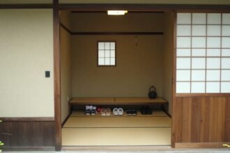 Η είσοδος ενός ιαπωνικού σπιτιού με καθαρά και τακτοποιημένα παπούτσια.