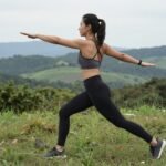 Η εικόνα απεικονίζει έναν άνθρωπο που προπονείται σε εξωτερικό χώρο, εκφράζοντας τη δύναμη και την ανανέωση μετά από έναν χωρισμό.