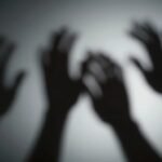 Αφηρημένη απεικόνιση της συναισθηματικής χειραγώγησης με σκιές και φως.