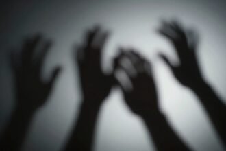 Αφηρημένη απεικόνιση της συναισθηματικής χειραγώγησης με σκιές και φως.