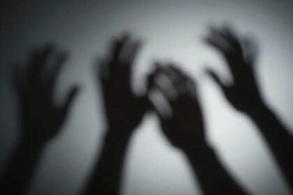 Αφηρημένη απεικόνιση της συναισθηματικής χειραγώγησης με σκιές και φως.