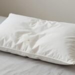 Σημάδια φθοράς σε ένα μαξιλάρι, δίπλα σε ένα καινούριο.