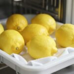 Λεμόνια στο πλυντήριο πιάτων με καθαρά σκεύη.