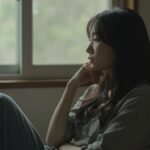 Εικόνα που απεικονίζει τη συναισθηματική διάσταση της τελετής των γενεθλίων με μια ήρεμη και εσωτερική σκηνή.