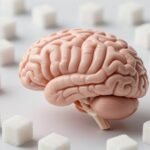 Εικόνα του εγκεφάλου περιτριγυρισμένου από ζάχαρη, συμβολίζοντας τον αντίκτυπο της ζάχαρης στην υγεία του εγκεφάλου.