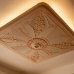 Διακόσμηση ταβανιού με πολύχρωμα σχέδια και ζεστές υφές.