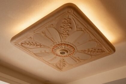 Διακόσμηση ταβανιού με πολύχρωμα σχέδια και ζεστές υφές.