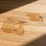 Φωτογραφία ξύλινης επιφάνειας με λεκέδες νερού και βαζελίνη.