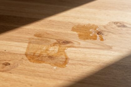 Φωτογραφία ξύλινης επιφάνειας με λεκέδες νερού και βαζελίνη.