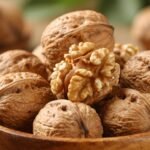 Κοντινή λήψη από καρύδια σε μια ξύλινη μπολ.