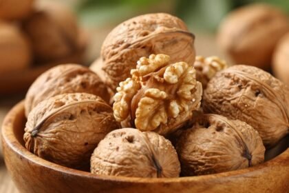 Κοντινή λήψη από καρύδια σε μια ξύλινη μπολ.