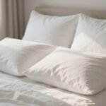 Άνετο υπνοδωμάτιο με φυσικό ηλιακό φως και καλά τακτοποιημένο κρεβάτι.