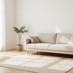 Ευρύχωρο καλλιτεχνικό καθιστικό με μινιμαλιστικά έπιπλα και φυσικό φωτισμό.