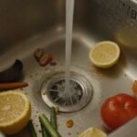 Σκηνή με νεροχύτη γεμάτο υπολείμματα τροφών