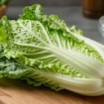 Φρέσκο λάχανο σε ξύλινο τραπέζι με αλάτι, έτοιμο για πλύσιμο.