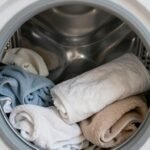 Πλύσιμο ρούχων και χαλιών στο πλυντήριο.