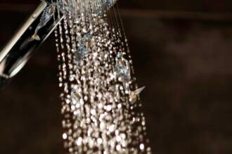 b1r shower head feat - Το κόλπο με το «μπαλόνι και το ξύδι» για να εξαφανίσετε τα άλατα από το ντους χωρίς τρίψιμο