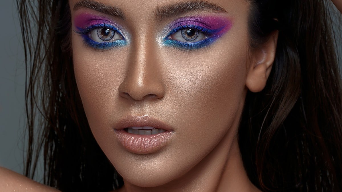 b2br makeup face wom feat - Πώς να απλώσετε το μέικαπ για να μην «σπάει» στις ρυτίδες: Το κόλπο των 3 δευτερολέπτων