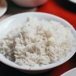 b3a cooked white ri feat - Το μυστικό για να μην λασπώσει ποτέ ξανά το ρύζι σας: Το κόλπο των σεφ με το λεμόνι
