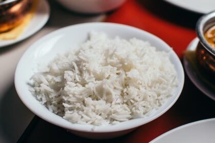 b3a cooked white ri feat - Το μυστικό για να μην λασπώσει ποτέ ξανά το ρύζι σας: Το κόλπο των σεφ με το λεμόνι