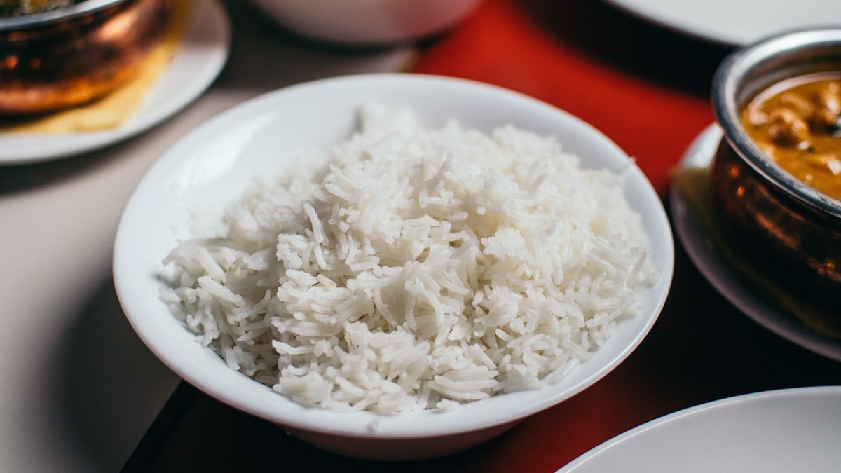 b3a cooked white ri feat - Το μυστικό για να μην λασπώσει ποτέ ξανά το ρύζι σας: Το κόλπο των σεφ με το λεμόνι