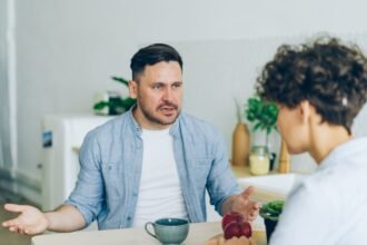 b3a family discussi feat - Πώς να θέσετε όρια σε τοξικούς συγγενείς χωρίς να δημιουργήσετε καβγάδες στην οικογένεια