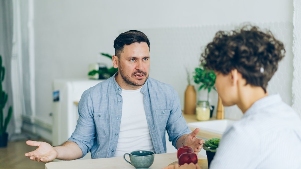 b3a family discussi feat - Πώς να θέσετε όρια σε τοξικούς συγγενείς χωρίς να δημιουργήσετε καβγάδες στην οικογένεια