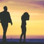 b3a sad couple rela feat - Τα 3 «αθώα» σημάδια στην καθημερινότητα που δείχνουν ότι μια σχέση έχει αρχίσει να φθείρεται