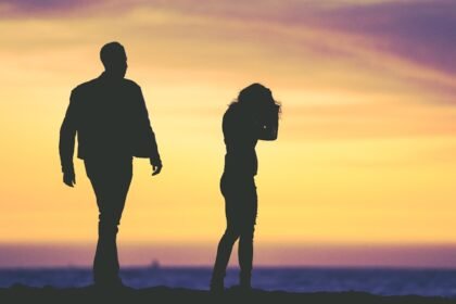 b3a sad couple rela feat - Τα 3 «αθώα» σημάδια στην καθημερινότητα που δείχνουν ότι μια σχέση έχει αρχίσει να φθείρεται