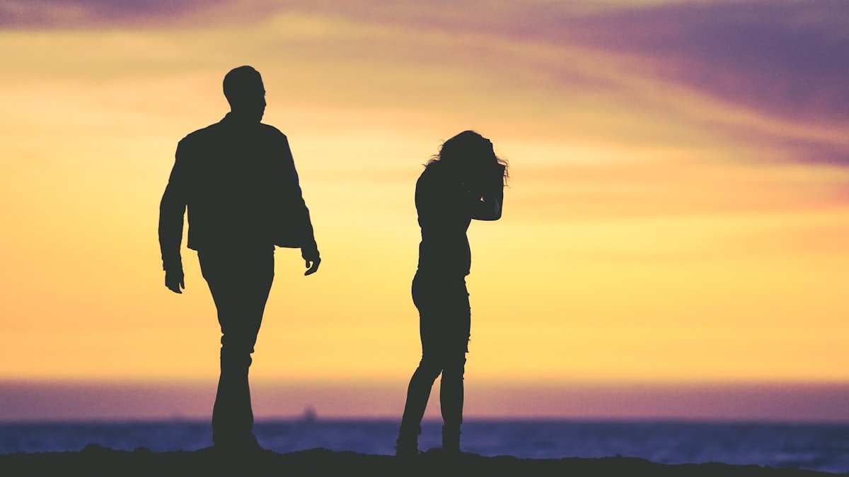 b3a sad couple rela feat - Τα 3 «αθώα» σημάδια στην καθημερινότητα που δείχνουν ότι μια σχέση έχει αρχίσει να φθείρεται