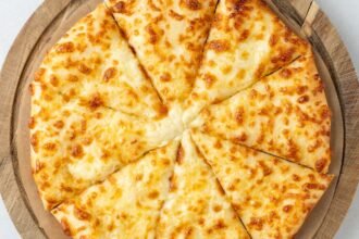 b3ar cheese pie feat - Η πιο εύκολη τυρόπιτα της τεμπέλας: Χωρίς φύλλο, έτοιμη σε 5 λεπτά με υλικά που έχεις ήδη