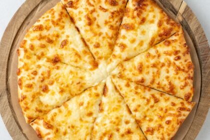 b3ar cheese pie feat - Η πιο εύκολη τυρόπιτα της τεμπέλας: Χωρίς φύλλο, έτοιμη σε 5 λεπτά με υλικά που έχεις ήδη