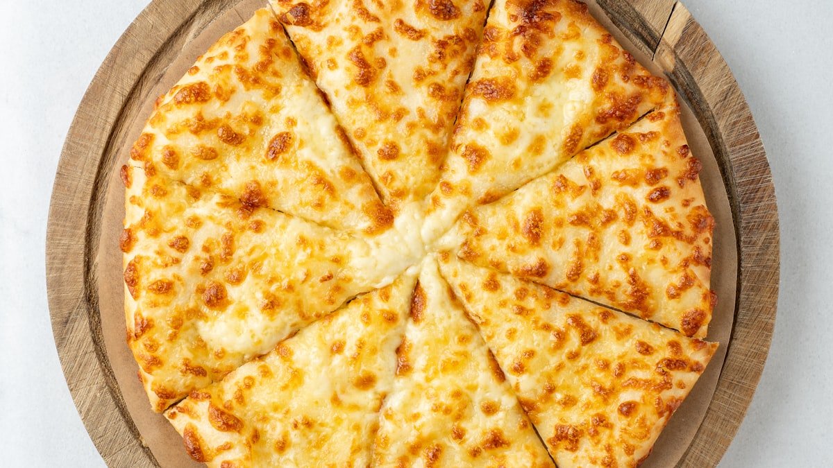 b3ar cheese pie feat - Η πιο εύκολη τυρόπιτα της τεμπέλας: Χωρίς φύλλο, έτοιμη σε 5 λεπτά με υλικά που έχεις ήδη
