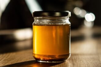 b3b garlic honey ja feat - Το φυσικό «αντιβιοτικό» της κουζίνας: Πώς το σκόρδο και το μέλι θωρακίζουν το ανοσοποιητικό σας