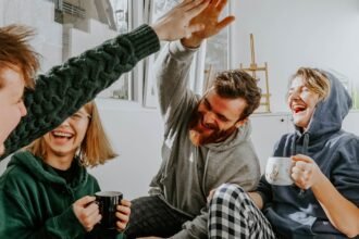 b3b happy laughing feat - 10 ξεκαρδιστικές ατάκες που μόνο ένας Έλληνας μπορεί να καταλάβει (και πώς τις μεταφράζουμε στους ξένους)