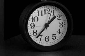 b3b insomnia awake feat - Γιατί ξυπνάτε κάθε βράδυ μεταξύ 3 και 4: Τι προσπαθεί να σας πει το σώμα σας