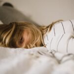 b4 anxious person feat - Πώς να σταματήσετε να σκέφτεστε υπερβολικά (overthinking) το βράδυ: Η τεχνική των 5 λεπτών