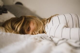b4 anxious person feat - Πώς να σταματήσετε να σκέφτεστε υπερβολικά (overthinking) το βράδυ: Η τεχνική των 5 λεπτών