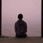 b4 calm serene man feat - Πώς μια απλή επικοινωνιακή παύση μπορεί να αλλάξει τις ισορροπίες σε κάθε δύσκολη συζήτηση