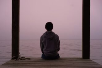 b4 calm serene man feat - Πώς μια απλή επικοινωνιακή παύση μπορεί να αλλάξει τις ισορροπίες σε κάθε δύσκολη συζήτηση